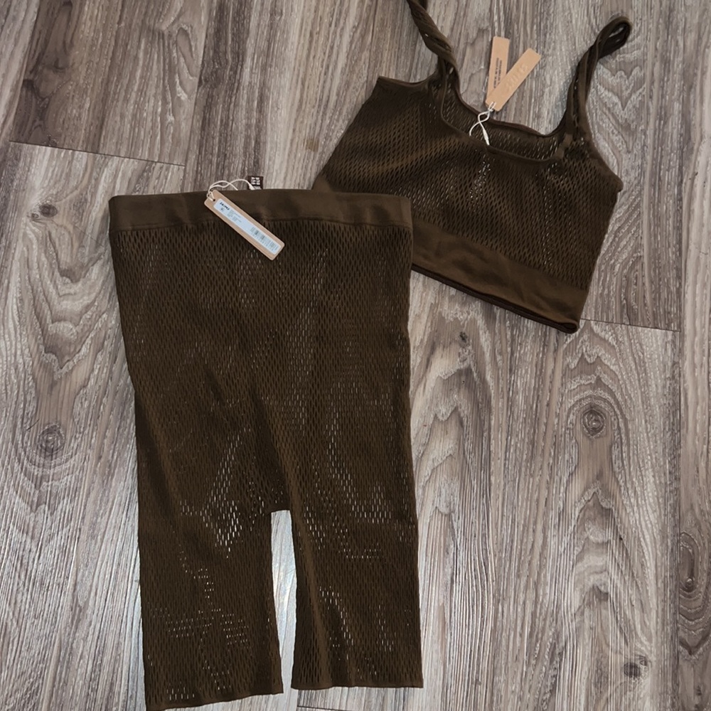 🌷skims 2 piece set army warp knit bra and shorts
